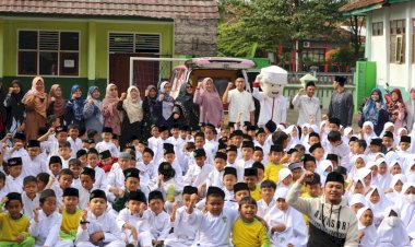 Senyum Ratusan Siswa Madrasah Saat Aksi Mobile Qur'an PPPA Daarul Qur'an Cirebon