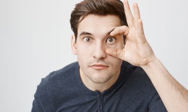 Apa Arti Kedutan Mata Kanan Atas Menurut Islam?