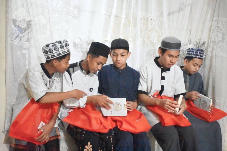 Senyum Bahagia Santri Rumah Tahfizh Saat Terima Perlengkapan Sholat Baru