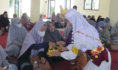 Momen Bertemunya Wali Asuh dengan Santri Takhassus