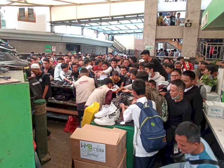 PPPA Daarul Quran Bogor Bagikan Ratusan Makanan Gratis  untuk Jamaah Sholat Jum'at