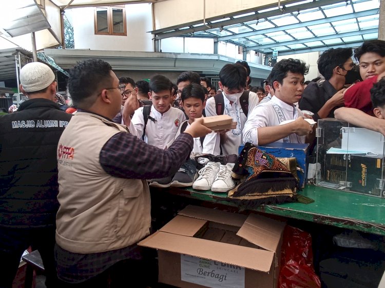 PPPA Daarul Quran Bogor Bagikan Ratusan Makanan Gratis  untuk Jamaah Sholat Jum'at