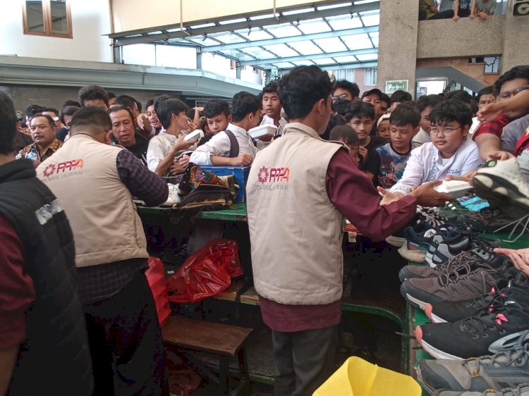 PPPA Daarul Quran Bogor Bagikan Ratusan Makanan Gratis  untuk Jamaah Sholat Jum'at