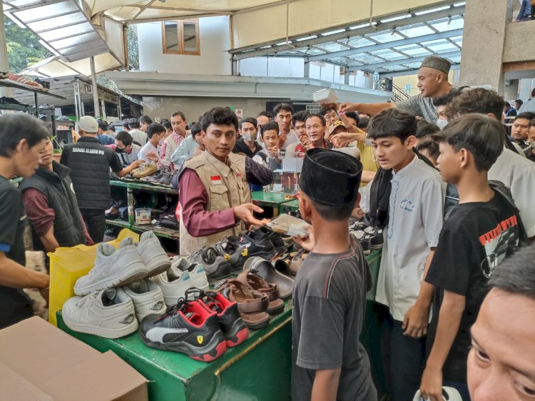 PPPA Daarul Quran Bogor Bagikan Ratusan Makanan Gratis  untuk Jamaah Sholat Jum'at