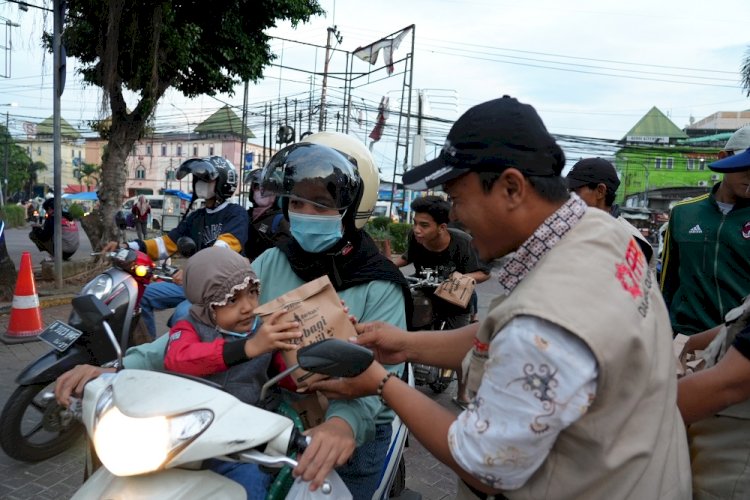 Targetkan Ribuan Penerima Manfaat, Laznas PPPA Daarul Qur’an Mulai Salurkan Paket Takjil Amanah Donatur