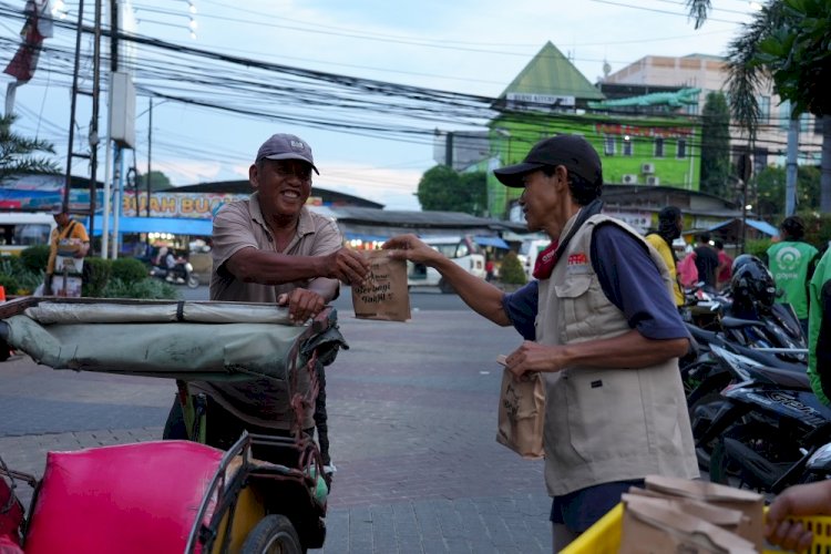 Targetkan Ribuan Penerima Manfaat, Laznas PPPA Daarul Qur’an Mulai Salurkan Paket Takjil Amanah Donatur