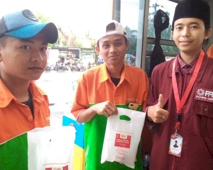 PPPA Daarul Qur’an Semarang Bagikan Takjil untuk Berbuka Puasa