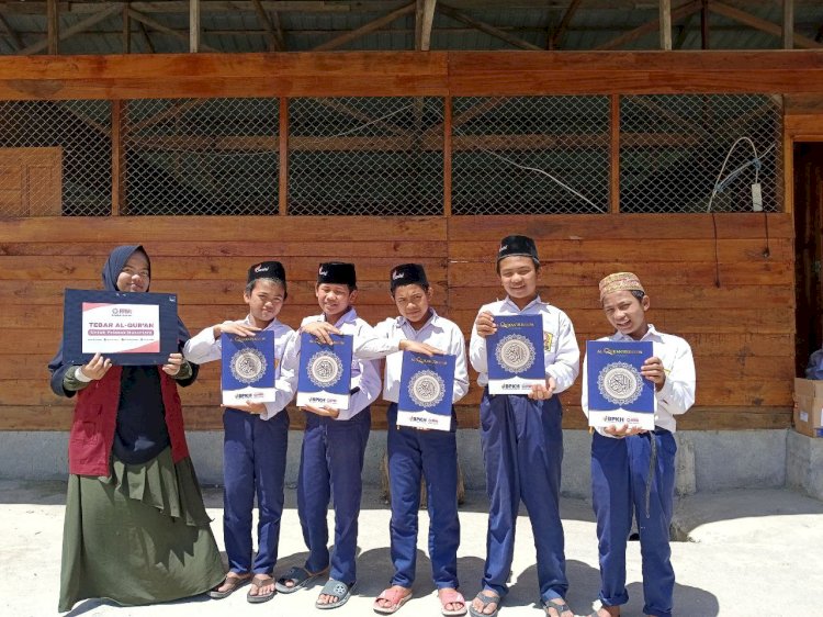 Al-Qur’an dari BPKH RI untuk Santri Rumah Tahfidz Baital Makmur