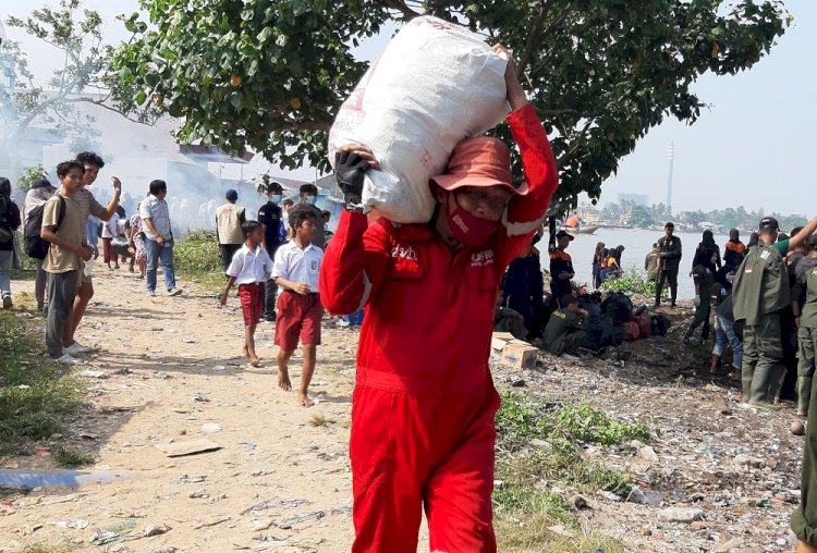 Tim Kasih Ikut Bersihkan Sampah di Pantai Teluk Labuan