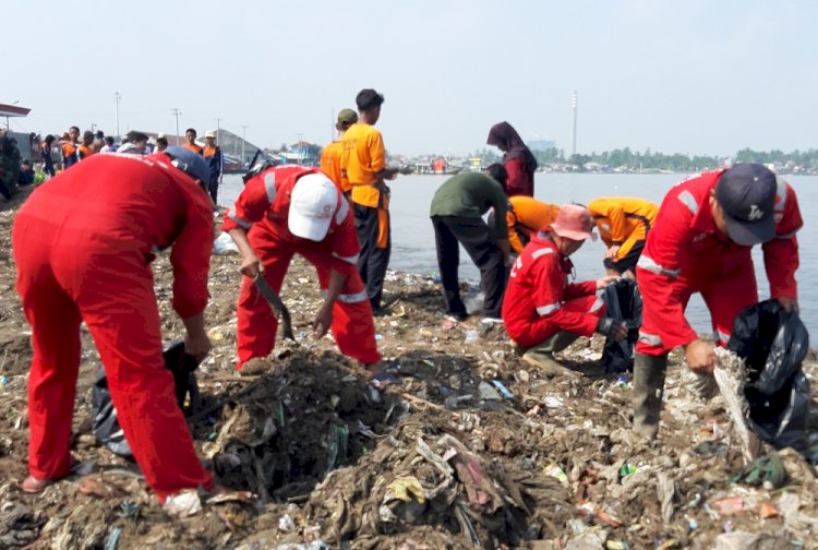 Tim Kasih Ikut Bersihkan Sampah di Pantai Teluk Labuan