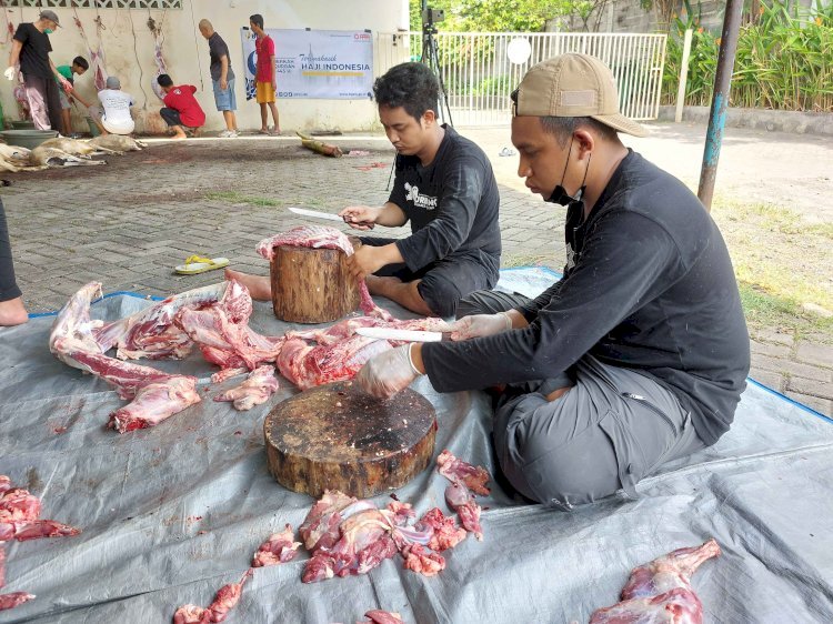 Serunya Mengolah Daging Qurban Bersama Donatur