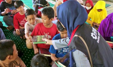 Mushaf Al-Qur’an dan Sajadah Karpet Baru untuk Sekolah Alam Bengawan Solo 