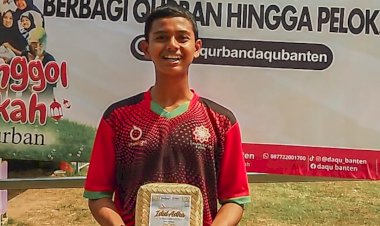 Senyum Bahagia Santri Penghafal Al-Qur'an Menerima Daging Qurban