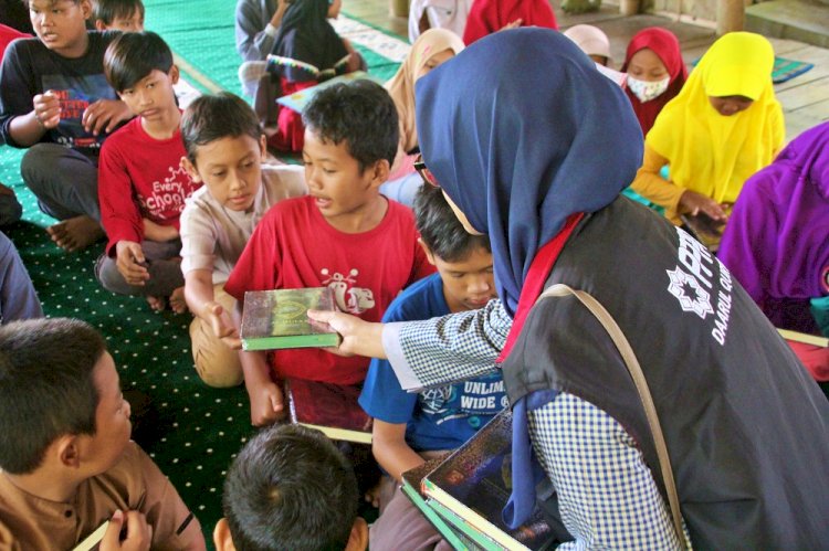 Mushaf Al-Qur’an dan Sajadah Karpet Baru untuk Sekolah Alam Bengawan Solo 