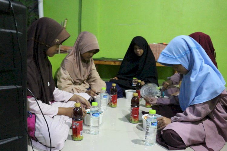 Berbagi Buka Puasa, Iringi Kebahagiaan Santri Rumah Tahfizh Al Haadi