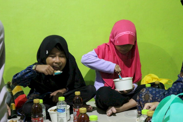 Berbagi Buka Puasa, Iringi Kebahagiaan Santri Rumah Tahfizh Al Haadi