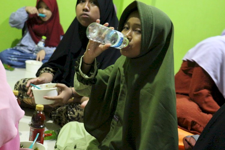 Berbagi Buka Puasa, Iringi Kebahagiaan Santri Rumah Tahfizh Al Haadi