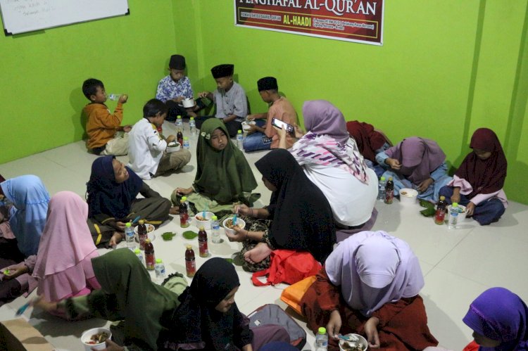 Berbagi Buka Puasa, Iringi Kebahagiaan Santri Rumah Tahfizh Al Haadi