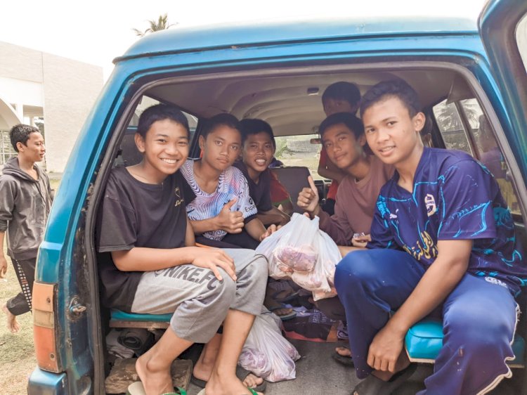 Senyum Bahagia Santri Penghafal Al-Qur'an Menerima Daging Qurban