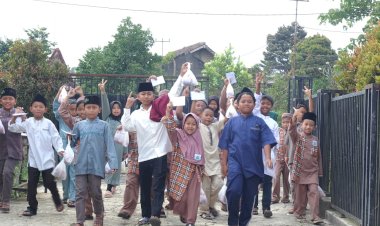 Senyum Santri Penghafal Quran saat Menerima Daging Qurban