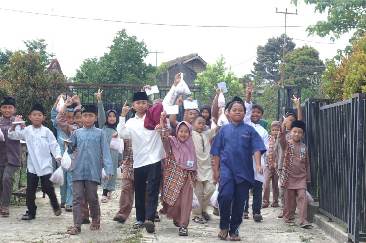 Senyum Santri Penghafal Quran saat Menerima Daging Qurban