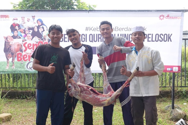 Senyum Santri Penghafal Quran saat Menerima Daging Qurban