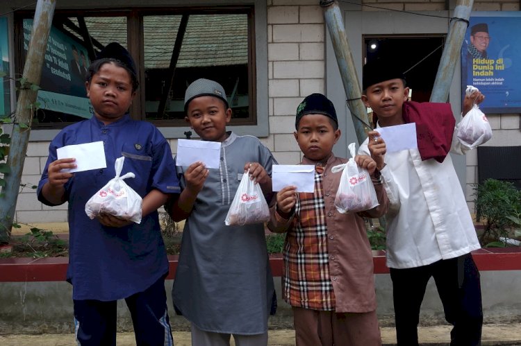 Senyum Santri Penghafal Quran saat Menerima Daging Qurban