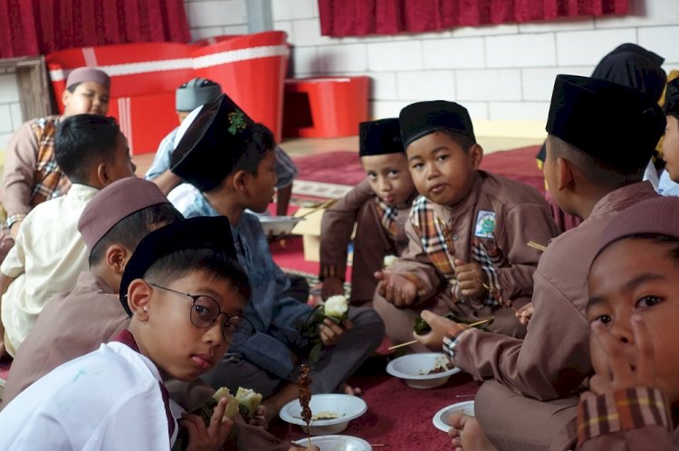 Nyate Bareng, Momen Berbagi Kebahagiaan Bunda Mengaji Bersama Santri Penghafal Quran