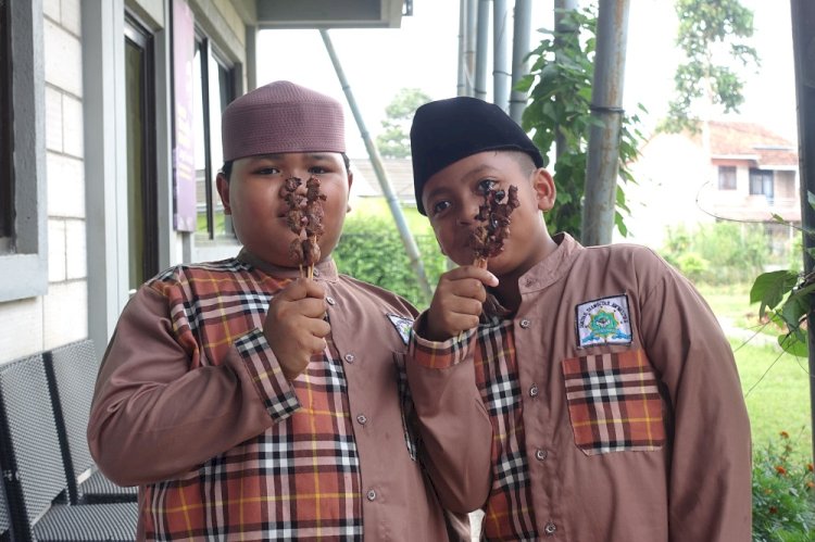 Nyate Bareng, Momen Berbagi Kebahagiaan Bunda Mengaji Bersama Santri Penghafal Quran