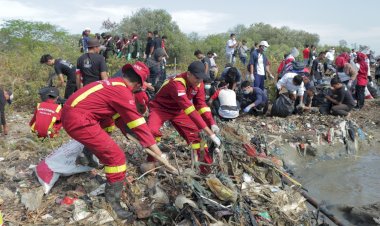 Aksi Tim Kasih Mega Clean Up Pantai Cirebon Bersama Pandawara Group