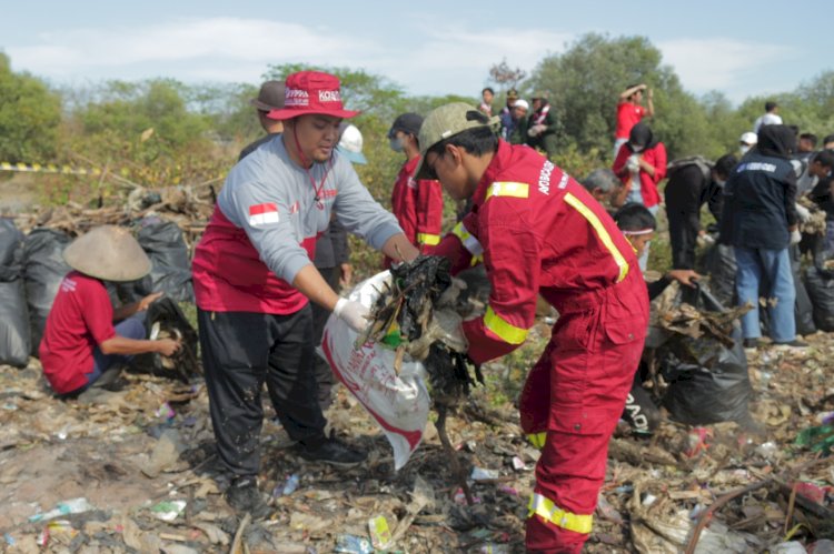 Aksi Tim Kasih Mega Clean Up Pantai Cirebon Bersama Pandawara Group