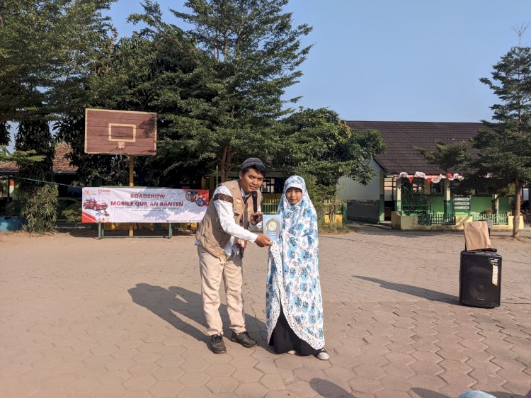 Mobile Qur'an PPPA Daarul Qur'an Banten Ajak Siswa SDN 2 Waringingkurung Serang Menghafal Surat Al-Ma'arij