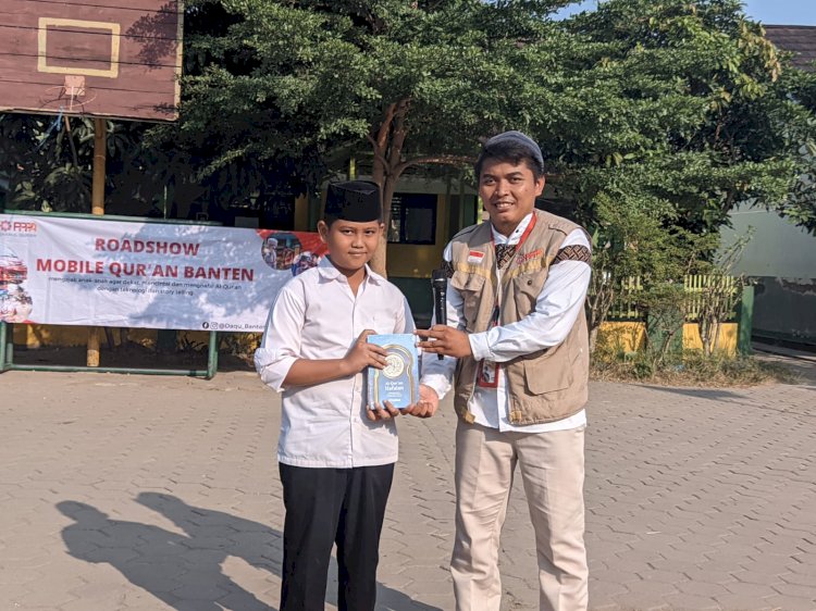 Mobile Qur'an PPPA Daarul Qur'an Banten Ajak Siswa SDN 2 Waringingkurung Serang Menghafal Surat Al-Ma'arij