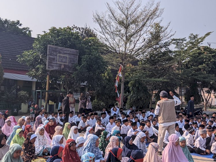 Mobile Qur'an PPPA Daarul Qur'an Banten Ajak Siswa SDN 2 Waringingkurung Serang Menghafal Surat Al-Ma'arij