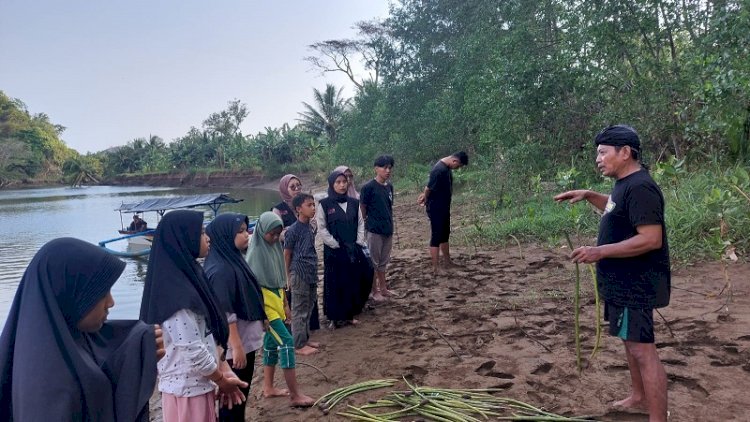 Menanam Pohon Mangrove, Sedekah untuk Sesama Makhluk Hidup