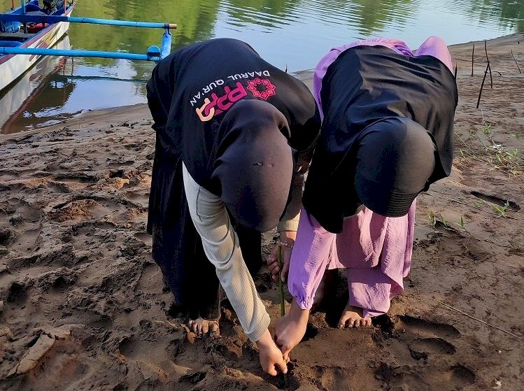 Menanam Pohon Mangrove, Sedekah untuk Sesama Makhluk Hidup