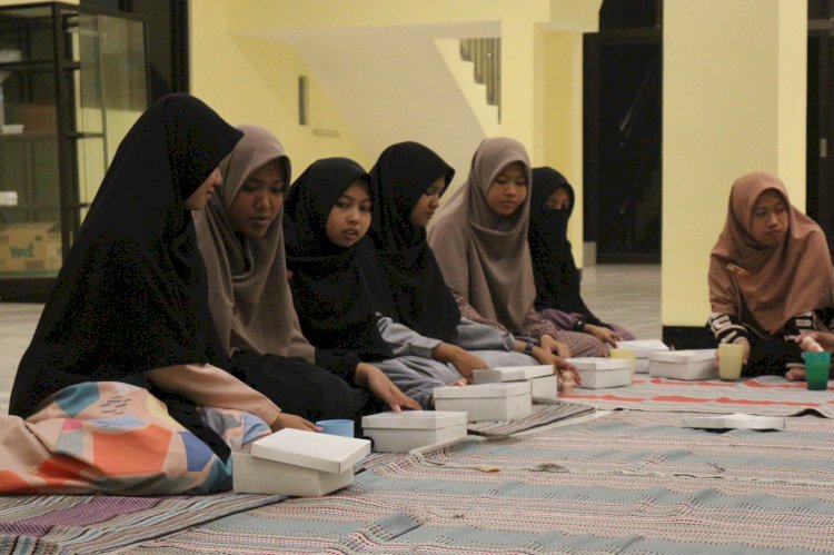 Buka Puasa Bersama Santri Pesantren Tahfizh Takhassus Daarul Quran Tegal