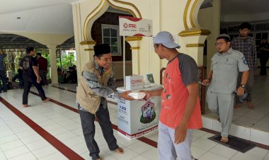 PPPA Daarul Qur'an Banten Berbagi Nasi Kotak di Jumat Berkah