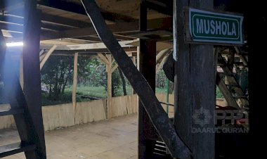 Mushola Kayu di Pinggir Sungai Bengawan Solo