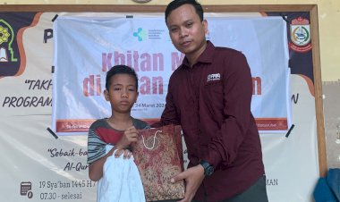 Puluhan Peserta Ikut Khitan Massal di SMP IT Darurrahman, Makassar