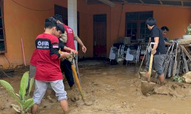 Pasca Banjir Bandang, Tim SIGAB Berjibaku Bersihkan Rumah Warga dari Sisa Lumpur