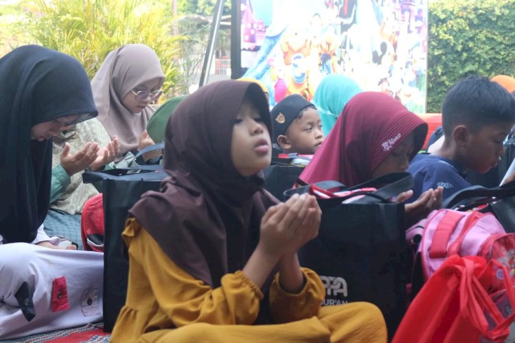 Muharram Ceria “Berbagi bingkisan untuk anak yatim dan berlibur bersama”