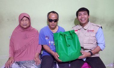 Tukang Pijat Tunanetra Bahagia Terima Bantuan Sembako dari PPPA Daarul Quran Bogor