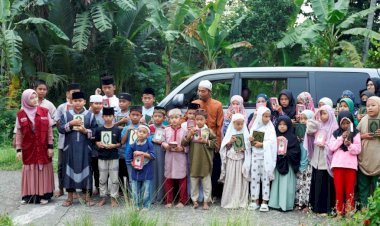 PPPA Daarul Qur'an Medan Bagikan 30 MUshaf Al-Qur'an untuk Rumah Iqra' Mencirim