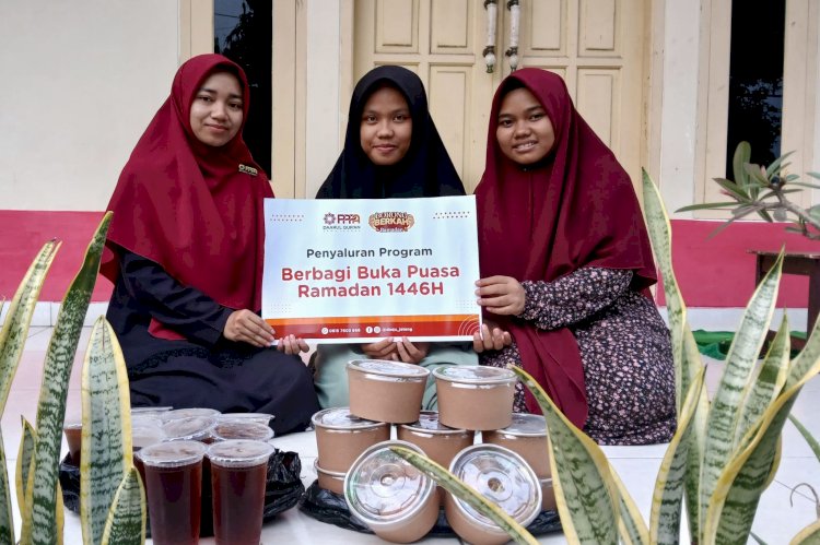 Berbagi Paket Buka Puasa untuk Santri dan Masyarakat Sekitar Semarang