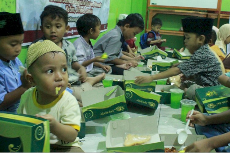 Gandeng Kang Bagong Catering Bagikan Paket Buka Puasa untuk Santri Penghafal Qur’an