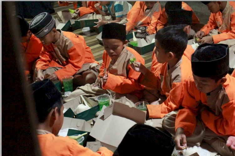 Gandeng Kang Bagong Catering Bagikan Paket Buka Puasa untuk Santri Penghafal Qur’an