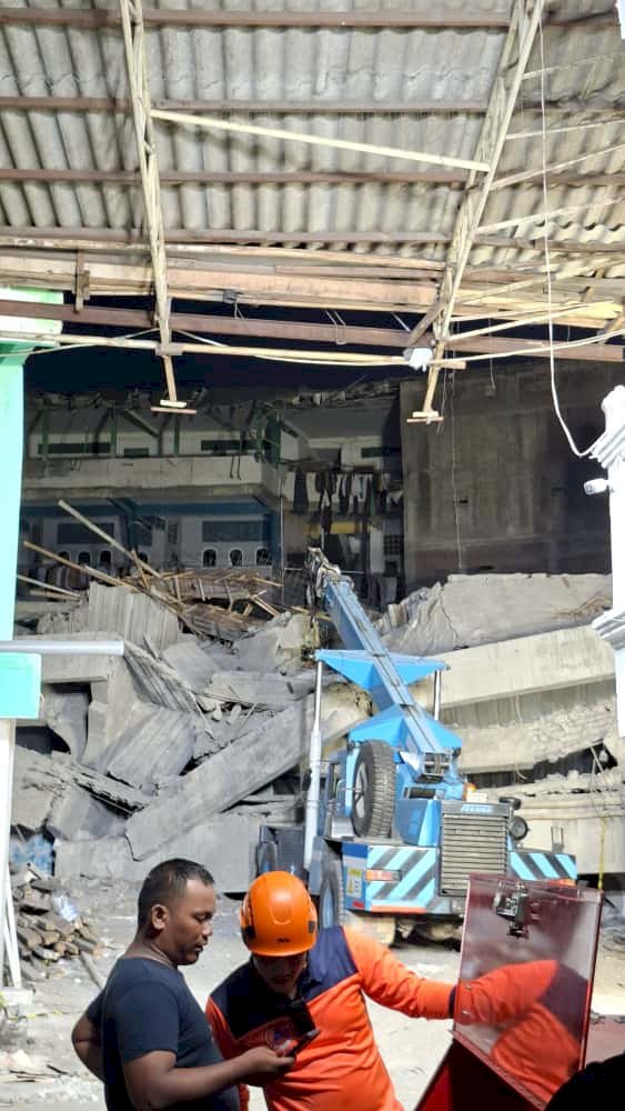 Puing dan Air Mata: Tragedi Ambruknya Ponpes Al Khoziny Sidoarjo