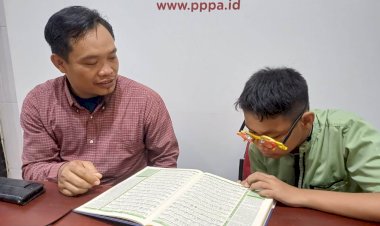 Hadiah Kacamata Baru untuk Santri Tuli