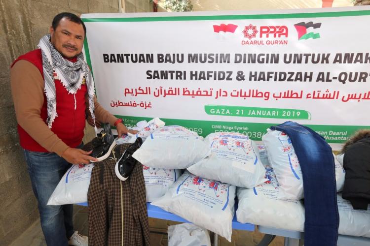 PPPA Salurkan Pakaian Hangat untuk Santri Gaza